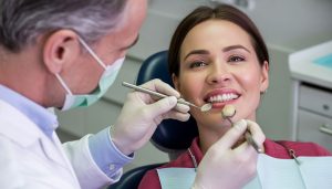 Leia mais sobre o artigo Erosão dentária pode mudar o formato do sorriso: como identificar e recuperar a estética
