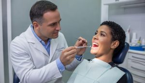 Leia mais sobre o artigo Quem tem refluxo precisa de acompanhamento odontológico: proteja seus dentes e invista na sua qualidade de vida